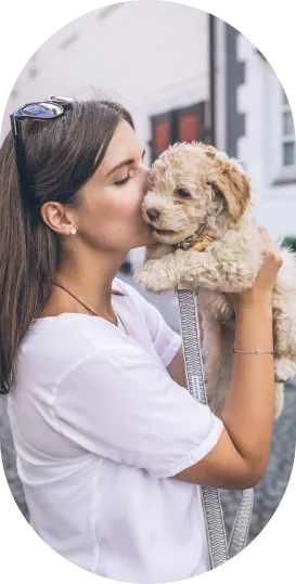Cliente abraçando seu cachorro